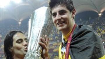 PILARES. Falcao y Courtois posaron juntos tras ganar en Bucarest la Europa League.