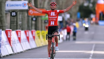 El ciclista belga Tiesj Benoot celebra su victoria en la sexta etapa de la París-Niza 2020.
