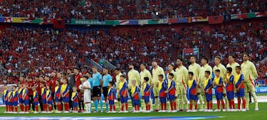 Las selecciones nacionales de Albania y España posan en el centro del campo del estadio Merkur Spielarena en Düsseldorf.