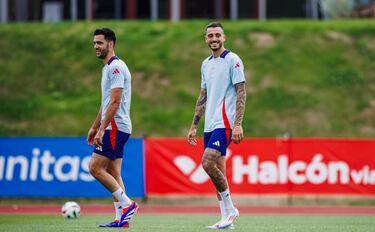 El reciente campeón de la Champions League, Joselu, junto a Mikel Merino.