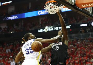 Capela anotó 20 puntos, todos en la pintura, y fue el segundo mejor anotador de los Rockets detrás de Harden. 