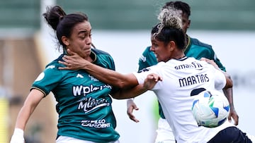 AMDEP6551. BANFIELD (ARGENTINA), 15/10/2025.- Camila Martins (d) de Colo-Colo disputa un balón con Leidy Lorena Cobos de Cali este miércoles, durante un partido por las semifinales de la Copa Libertadores Femenina entre Colo-Colo y Deportivo Cali en el estadio Florencio Sola en Banfield (Argentina). EFE/ Juan Ignacio Roncoroni