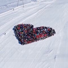 Un corazón de esquiadores: el bonito homenaje a las víctimas de Crans-Montana