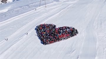 Corazón formado por esquiadores en Crans-Montana