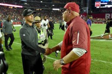  Bruce Arians y John Harbaugh saludándose al finalizar el encuentro. Son dos de los mejores head coachs de la NFL y se tienen mucho respeto.