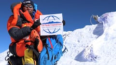 Kami Rita Sherpa posa en la cima del Monte Everest.