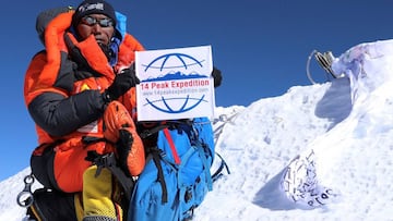 Kami Rita Sherpa posa en la cima del Monte Everest.