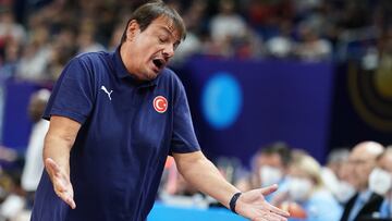 Ergin Ataman lamentándose ante Francia