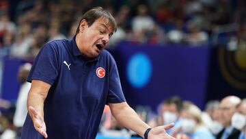 Ergin Ataman lamentándose ante Francia