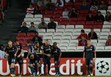 Benfica-Olympiacos. Los jugadores griegos celebran el gol de Domínguez.