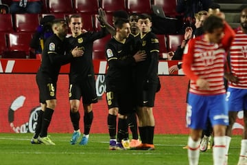 Los jugadores del Barcelona celebran con Griezmann el 0-4 al Granada. 