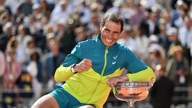 Rafa Nadal posa con el trofeo de Roland Garros.