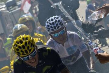 Spain's Alejandro Valverde (L) and Colombia's Nairo Quintana, wearing the best young's white jersey, ride in a breakaway during the 110,5 km twentieth stage of the 102nd edition of the Tour de France cycling race on July 25, 2015, between Modane Valfrejus and Alpe d'Huez, French Alps.  AFP PHOTO / JEFF PACHOUD