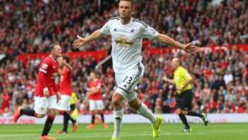 Gylfi Sigurdsson celbra el 1-2 con Rooney y Mata