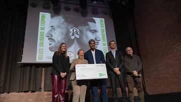 Araújo con el cheque con los 94.411, 86 euros logrados