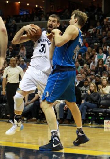 Marc Gasol ante Drirk Nowitzki.