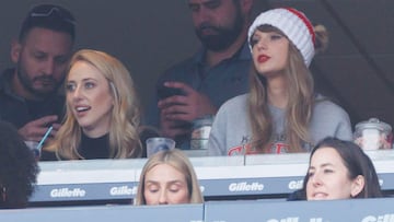 Singer Taylor Swift (R) and Brittany Mahomes (L)