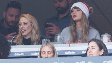 Singer Taylor Swift (R) and Brittany Mahomes (L)