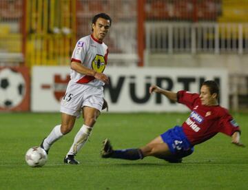 El delantero gijon¨¦s se hab¨ªa creado en la cantera del Oviedo e incluso lleg¨® a debutar con el equipo ovetense en Primera Divisi¨®n. Lleg¨® a Vallecas para jugar en Segunda, pero el equipo descendi¨® a Segunda B. En esta categor¨ªa tuvo el mejor rendimiento, aunque su buen hacer goleador no sirvi¨® para que ascendiera a Segunda.