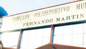 <b>EN EL NOMBRE DEL PADRE. </b>El joven ala-pívot Jan Martín posa en la puerta del Pabellón en Fuenlabrada.
