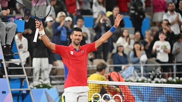 Novak Djokovic celebra su triunfo contra Matthew Ebden en los Juegos Olímpicos 2024.