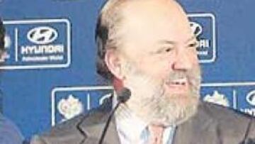 <b>MUTUA ADMIRACIÓN. </b>Casillas y Ronaldinho se dieron ayer la mano en presencia del consejero delegado de Hyundai en España en un acto publicitario en Madrid.