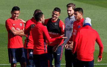 Soccer Football - Paris St Germain Training - Centre Ooredoo Camp, Saint Germain-En-Laye, France - September 21, 2017 Paris Saint-Germain’s Marquinhos, Dani Alves, Hatem Ben Arfa, Kevin Trapp and Thiago Silva during training