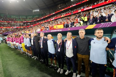 El banquillo español con Luis Enrique al frente durante el himno nacional. 