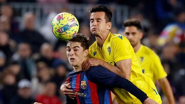 Soccer Football - LaLiga - FC Barcelona v Cadiz - Camp Nou, Barcelona, Spain - February 19, 2023 FC Barcelona's Gavi in action with Cadiz's Luis Hernandez REUTERS/Albert Gea