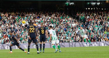 El jugador del Real Betis, Aitor Ruibal, observa el balón tras su potente disparo que supuso el empate. 

