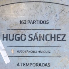 Las placas de Hugo Sánchez y Agüero, pisoteadas y escupidas