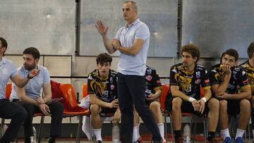 Rafa Guijosa da órdenes durante el partido de Copa del Rey de Balonmano entre Ademar León y Quabit Guadalajara.