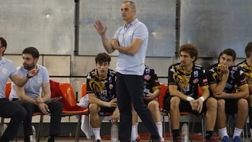 Rafa Guijosa da &oacute;rdenes durante el partido de Copa del Rey de Balonmano entre Ademar Le&oacute;n y Quabit Guadalajara.