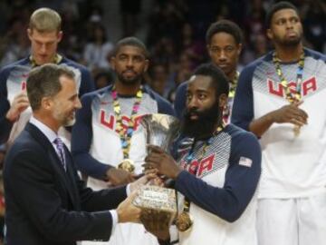 El Rey Felipe entrega el trofeo de campeones del mundo a James Harden.