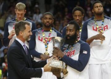 El Rey Felipe entrega el trofeo de campeones del mundo a James Harden.