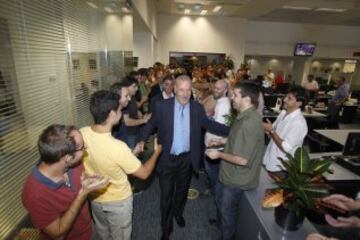 Vicente del Bosque en su visita a la redacción del Diario AS. Es el único entrenador que ha ganado la Copa Mundial de Fútbol (2010), la Eurocopa (2012) y la Champions League (1999-2000 y 2001-2002), con la Selección y con el Real Madrid. Y es el segundo entrenador en conseguir el doblete, Mundial y Eurocopa de fútbol, tras el seleccionador alemán Helmut Schön (ganador éste de la Eurocopa de 1972 y del Mundial de 1974). El 7 de enero de 2013 fue premiado con el FIFA Balón de Oro al mejor técnico masculino de 2012. Además, el 3 de febrero de 2011, le fue concedido por el Rey Juan Carlos I el título de primer marqués de Del Bosque.