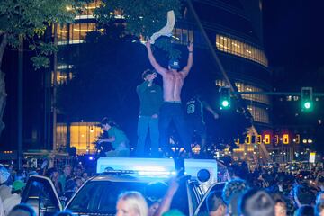 Aficionados de los Celtics celebran en las calles de Boston el título de su equipo. 