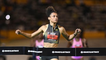 La estadounidense Sydney McLaughlin-Levrone cruzando la línea de mete en el Grand Slam Track.