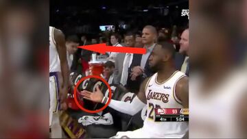 La curiosa escena de LeBron ignorado por un compañero con un final digno de comedia