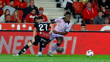 PALMA DE MALLORCA, 28/10/2024.- El centrocampista del Mallorca Robert Navarro (i) pelea un balón con el delantero del Athletic Nico Williams (d) durante el partido de Liga en Primera División que RCD Mallorca y Athletic Club disputan este lunes en el estadio de Son Moix. EFE/Cati Cladera