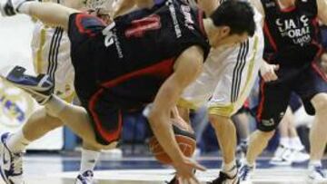 <b>A POR TODAS. </b>Pau Ribas se lanza por un balón ante la mirada de Llull y Prigioni, ayer los mejores del Madrid.
