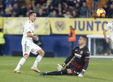 Lucas Vázquez tuvo una clara ocasión de gol ante  Sergio Asenjo.