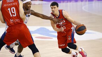 Dani Pérez, base del Baxi Manreas, supera a Thad McFadden durante el Baxi Manresa-Hereda San Pablo Burgos.