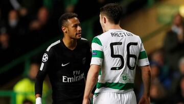 Neymar se encara con Ralston en el Celtic Park.