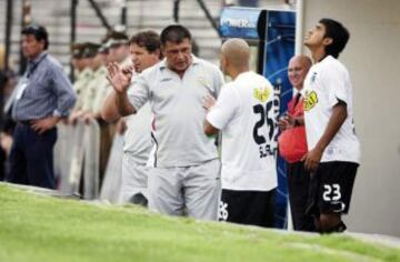 Claudio Borghi luce cuatro títulos por Torneos Nacionales, todos como técnico de Colo Colo. Apertura 2006, Clausura 2006, Apertura 2007 y Clausura 2007. 