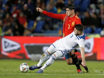 Álvaro Morata con Ermin Bicakcic.