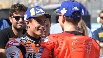 Jorge Lorenzo y Marc Márquez se saludan en Motorland.