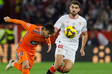 ?lvaro Pascual, delantero del Sevilla, lucha con Fran Beltrn, del Celta de Vigo, durante el encuentro correspondiente a la jornada 17 de Laliga EA Sports que disputaron hoy sbado Sevilla y Celta en el estadio Snchez-Pizjun de Sevilla. 
