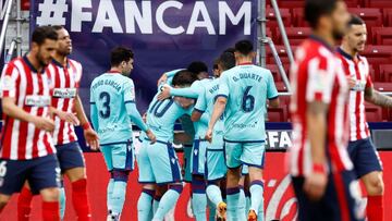 Los jugadores del Atlético se lamentan tras el gol del Levante.