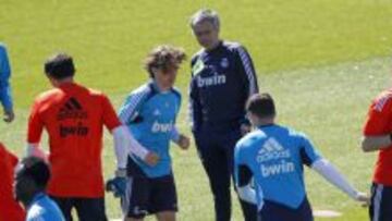 Mourinho, en el entrenamiento con Modric y Casillas trabajando.